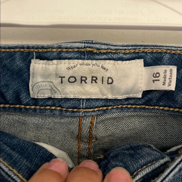 Torrid denim shorts light wash, distressing, hem white crochet or lace trim - Picture 7 of 8